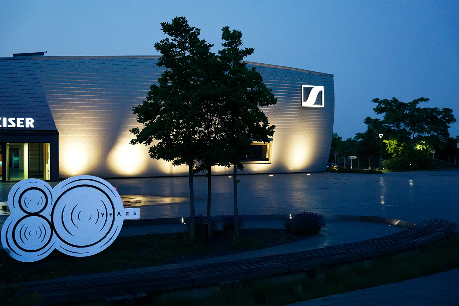 Sennheiser本社外観と80周年ロゴ