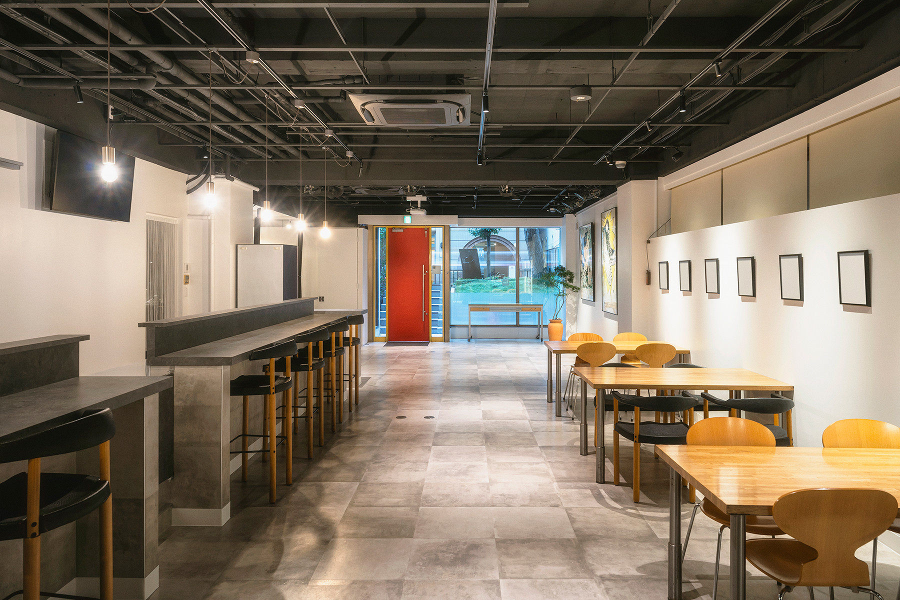 a&W ART&WINEの店内