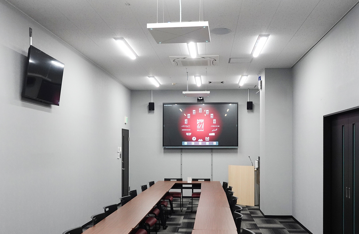 ゼンハイザーのシーリングマイクが設置されたMSI JAPAN 東京会議室