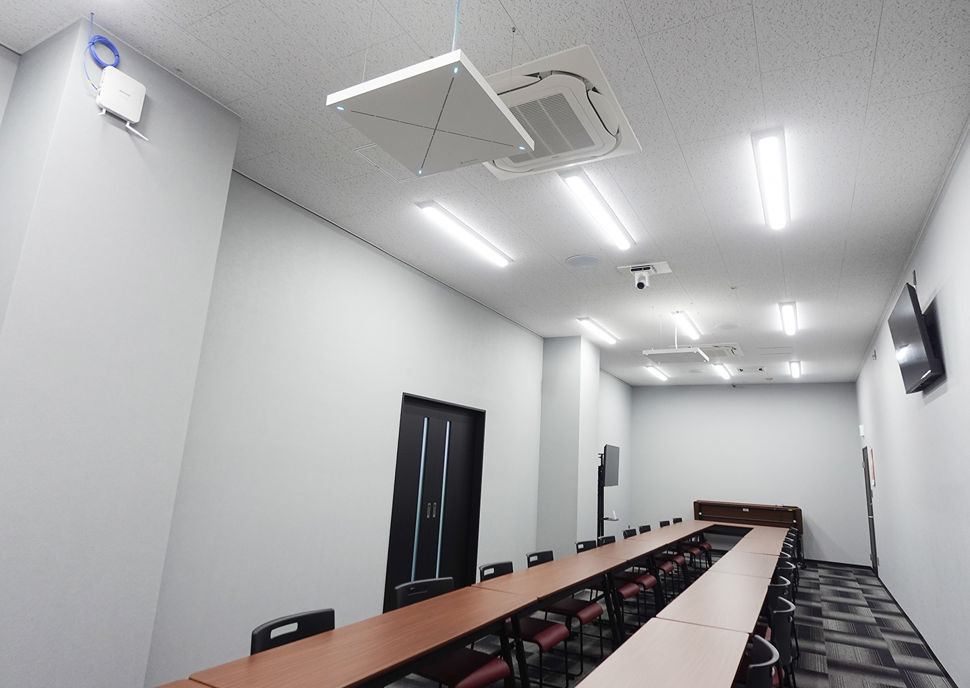 ゼンハイザーのシーリングマイクと会議室