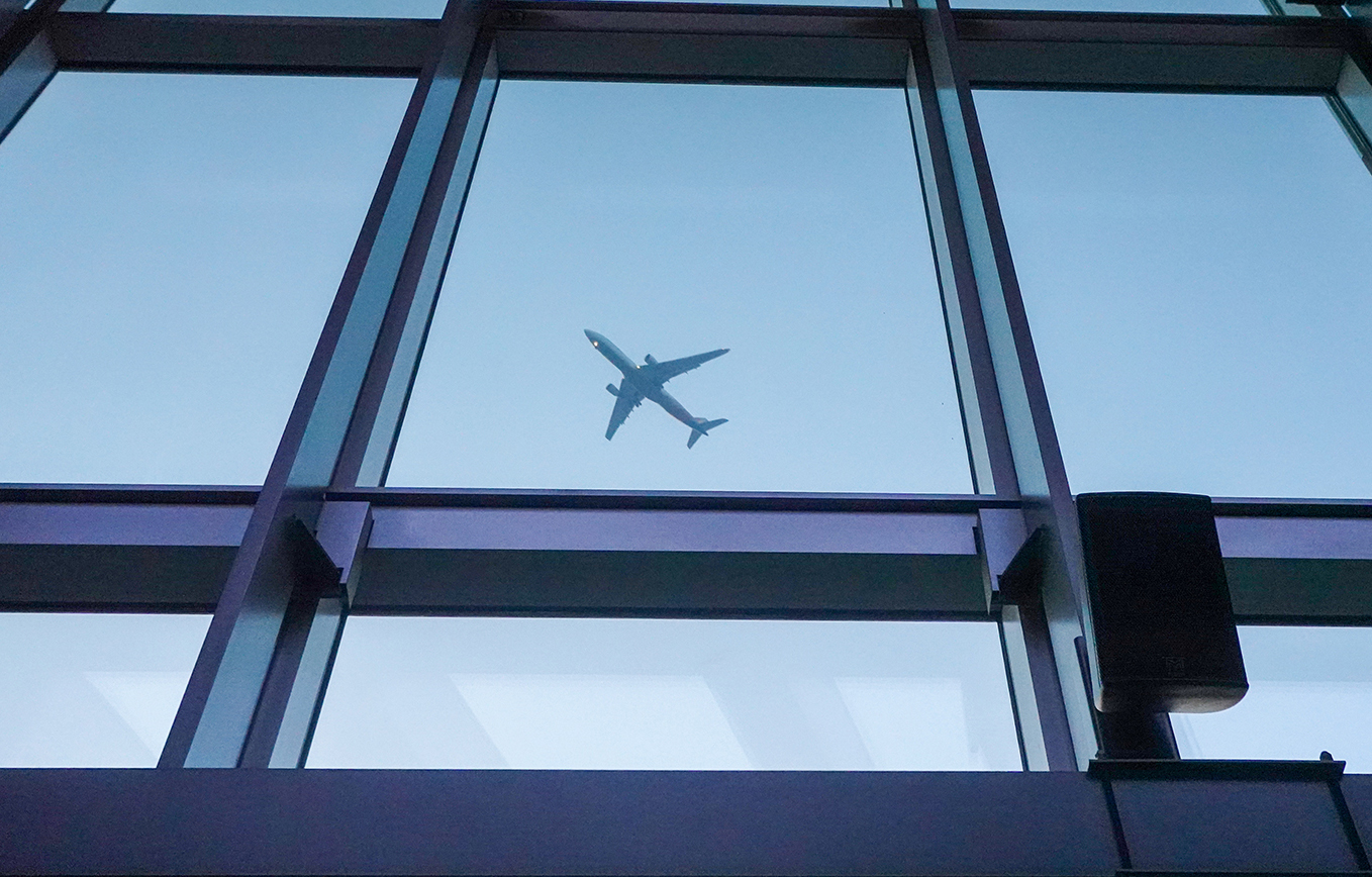 飛行機とMartin Audioスピーカー