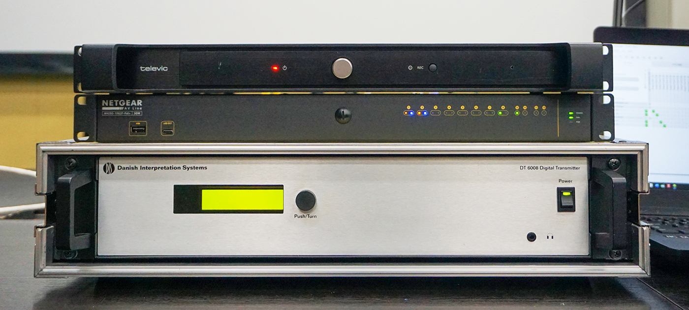 TelevicのDante対応オーディオエンジン「Plixus AE-R Dante」、NETGEARのスイッチ「GSM4212P」